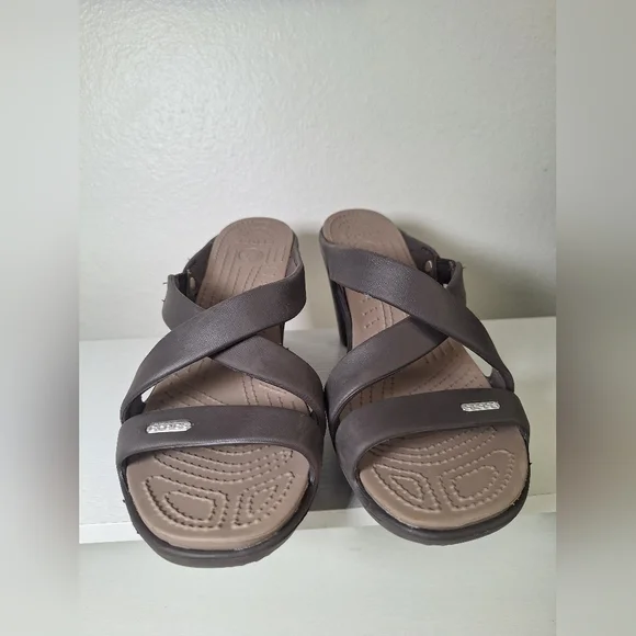 Brown Crocs Cyprus IV strappy platform sandals - Picture 4 of 9